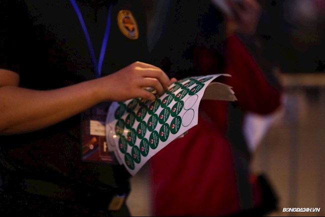 Người hâm mộ được dán tem chứng nhận sau khi xuất trình xong căn cước công dân, giấy chứng nhận covid, kết quả xét nghiệm, khử khuẩn toàn thân, kiểm tra an ninh.