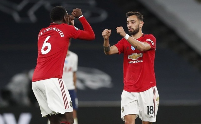 Bruno Fernandes động viên Paul Pogba
