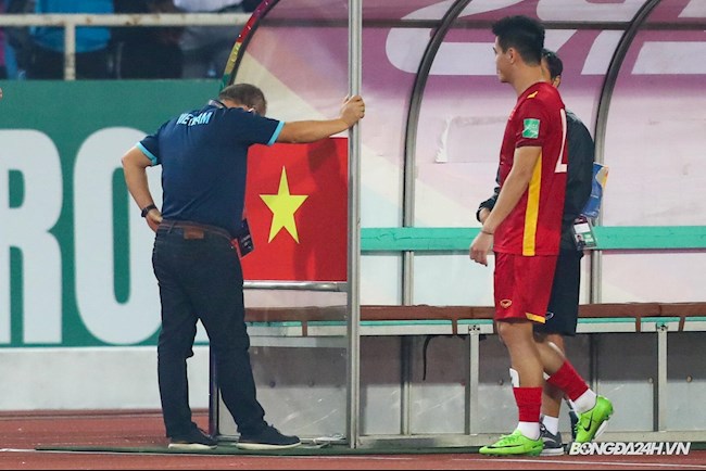 HLV Park Hang Seo thẫn thờ sau trận thua Nhật Bản