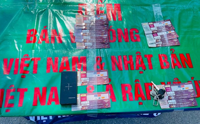 Bán vé trước SVĐ Mỹ Đình