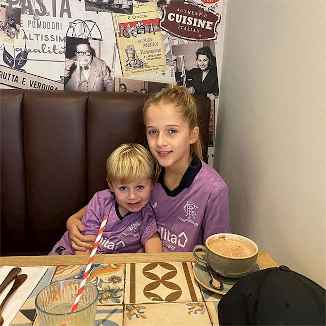 Công chúa thứ ba Lourdes 10 tuổi quấn quýt bên em trai bốn tuổi.