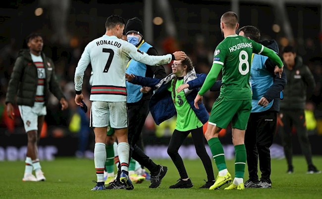 Bị phạt 3000 euro, fan nhí được Ronaldo tặng áo nhờ bố gánh