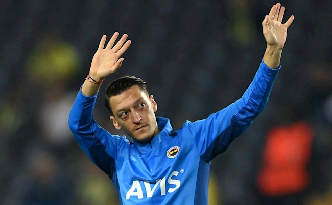 Sa sút thậm tệ, Mesut Ozil nhận cảnh báo từ chủ tịch Fenerbahce hình ảnh