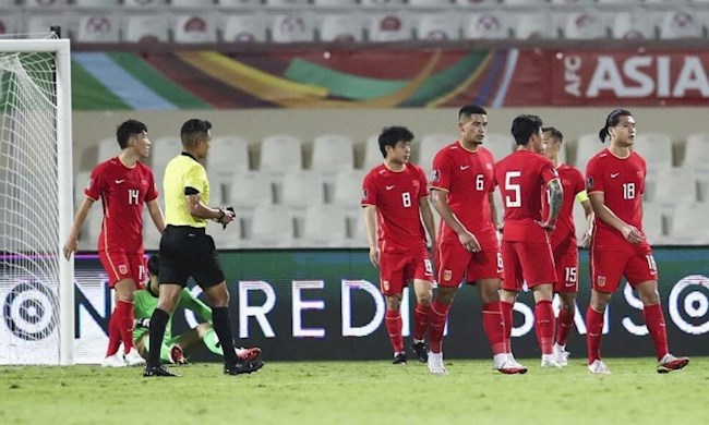 Cầu thủ Trung Quốc thất vọng khi tan trận đấu trên sân Sharjah, UAE. Ảnh: Sohu