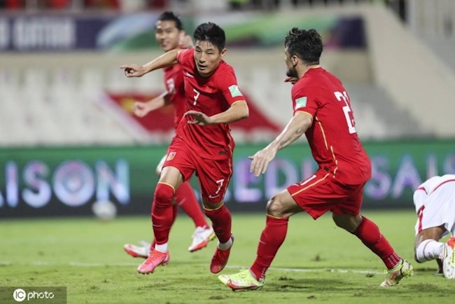 Wu Lei (số 7) lần thứ năm ghi bàn trên sân Sharjah, nhưng anh không thể giúp Trung Quốc giữ mạch thắng trên sân trung lập này. Ảnh: IC Photo