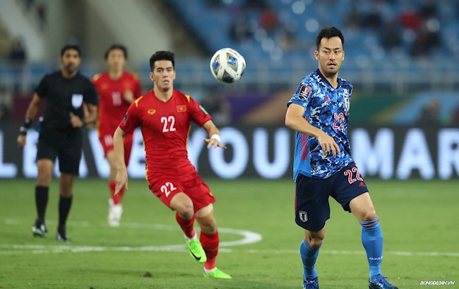 Yoshida an ủi thầy trò HLV Park Hang Seo