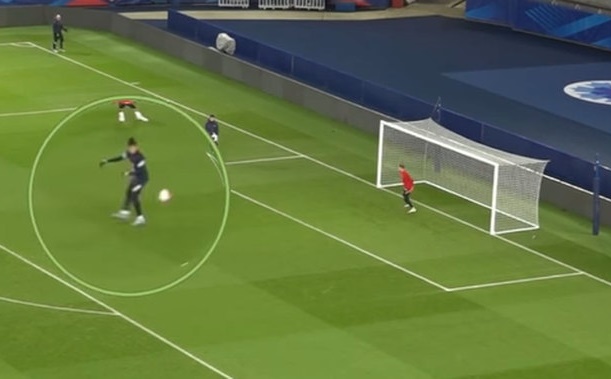 Video: Kylian Mbappe ghi siêu phẩm đánh gót trên sân tập