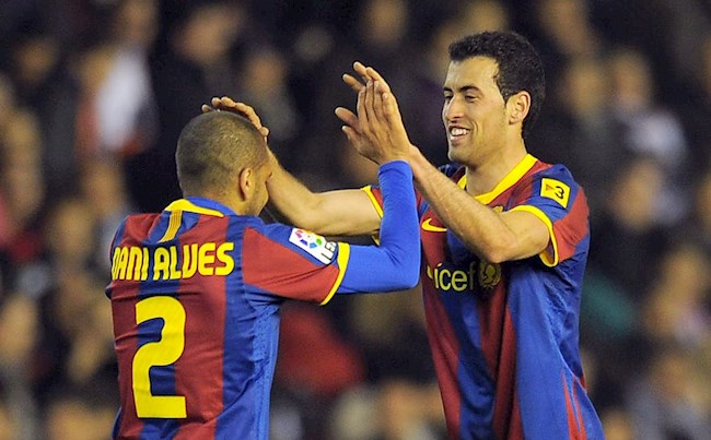 Busquets vui mừng chào đón Alves