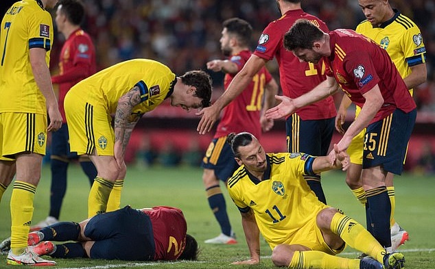 Ibrahimovic tiết lộ đánh nguội Azpilicueta để trả thù cho đồng đội