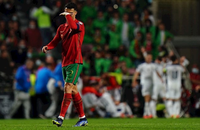 Ronaldo bật khóc, ném băng thủ quân sau trận thua Serbia
