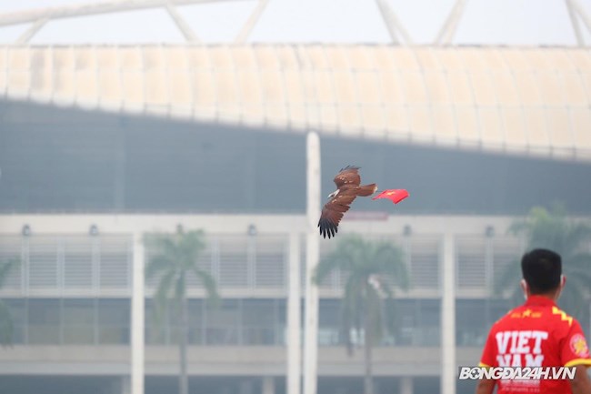 Chim ưng nhỏ mang cờ Việt Nam tung cánh trước SVĐ Mỹ Đình