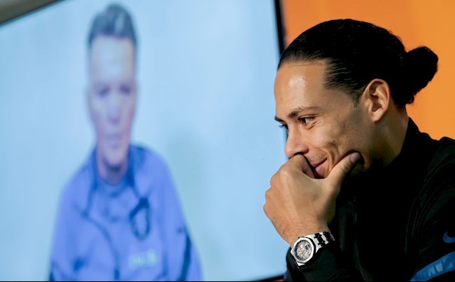 Biểu cảm của Van Dijk khi nghe tin thầy chấn thương