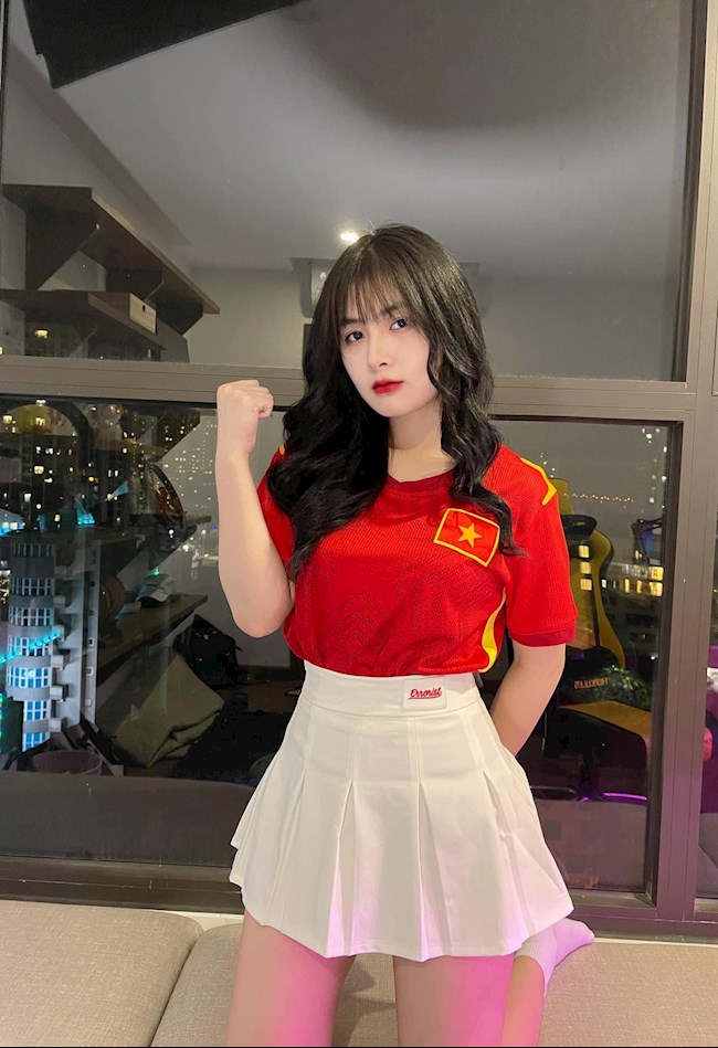 Hot girl trận VN vs Saudi