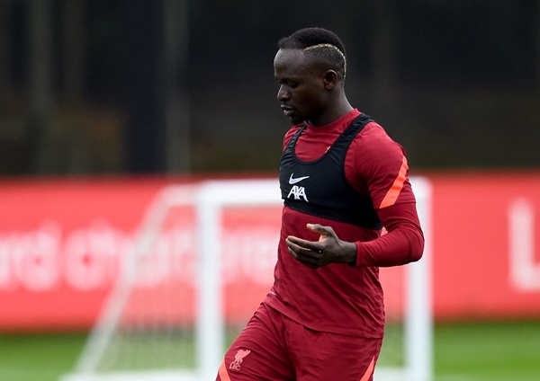 Henderson và Mane trở lại tập luyện Henderson và Mane trở lại tập luyện