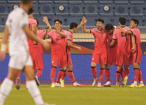 Son in dấu giày vào 3 bàn thắng của Hàn Quốc