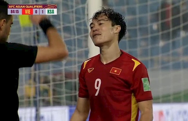 Văn Toàn kể khổ sau tấm thẻ vàng, Quang Hải vào xát muối đàn anh