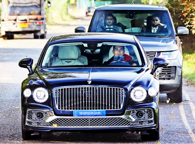 Ronaldo lái xe đến sân tập của MU