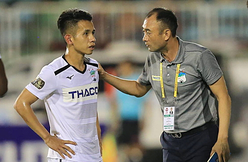 Cựu HLV HAGL mất việc tại Campuchia, nghi vấn đi đường quyền với học trò