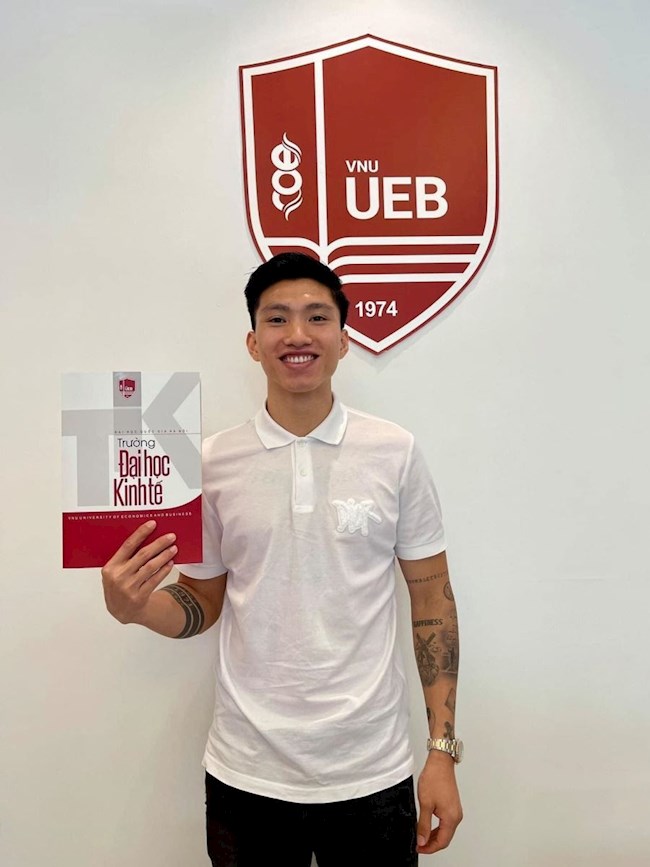 Đoàn Văn Hậu vừa trở thành tân sinh viên Đại học Kinh tế, Đại học Quốc gia Hà Nội. Ảnh: FBNV