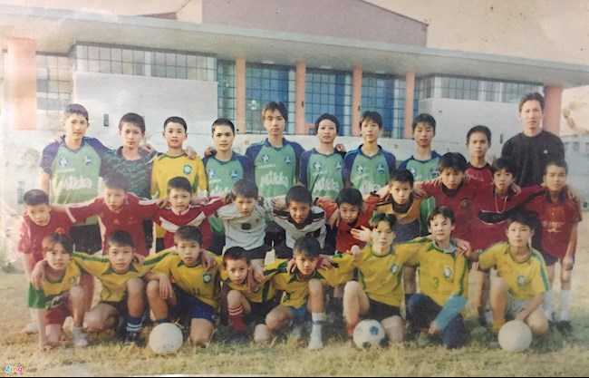 Hùng Dũng (hàng đầu, thứ 4 từ trái sang) cùng thầy Giang và các VĐV lớp năng khiếu tại nhà thi đấu Gia Lâm. Hùng Dũng (hàng đầu, thứ 4 từ trái sang) cùng thầy Giang và các VĐV lớp năng khiếu tại nhà thi đấu Gia Lâm.