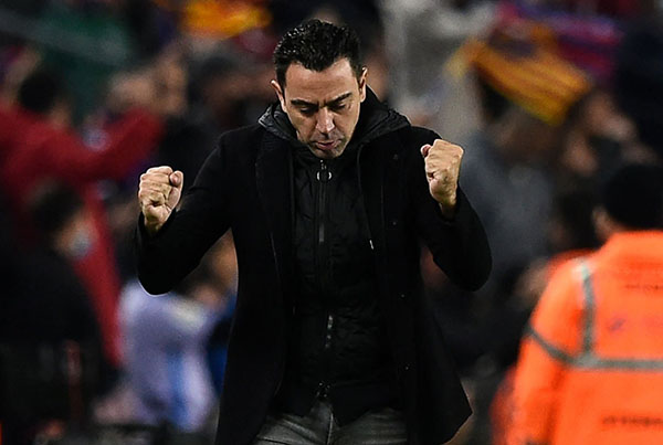 HLV Xavi ăn mừng chiến thắng