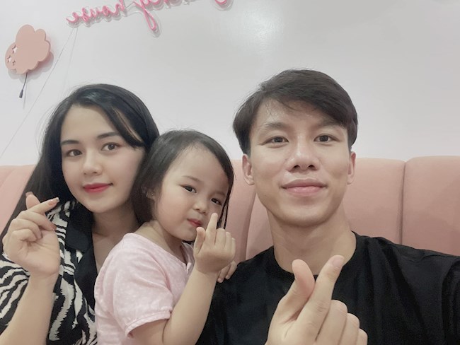 Quế Ngọc Hải vô tình để lộ bụng bầu của bà xã Thuỳ Dương