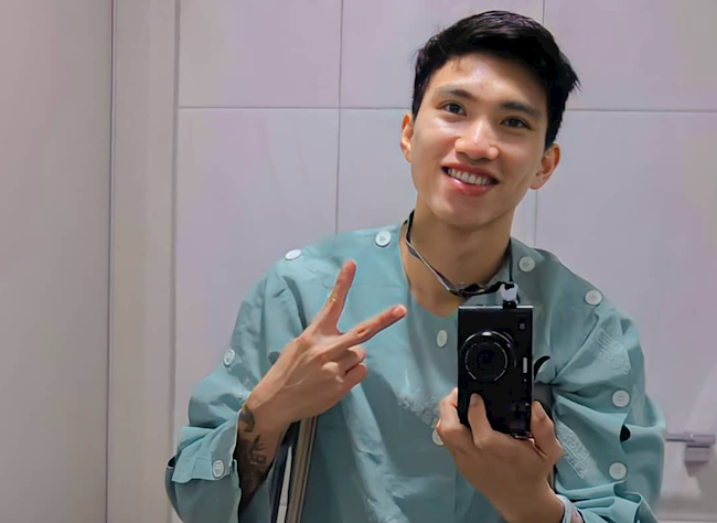 Văn Hậu tươi rói trong bộ đồ bệnh nhân