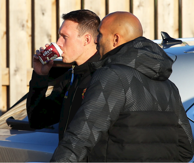 Phil Jones và Lee Grant bay đến Tây Ban Nha dù không được đăng ký thi đấu