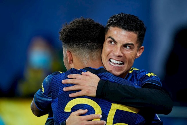 Ronaldo và Sancho ăn mừng bàn thắng