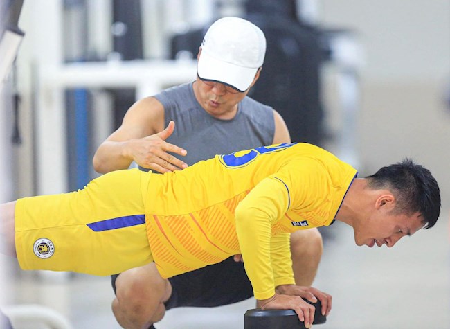 Hùng Dũng miệt mài tập luyện tại CLB Hà Nội