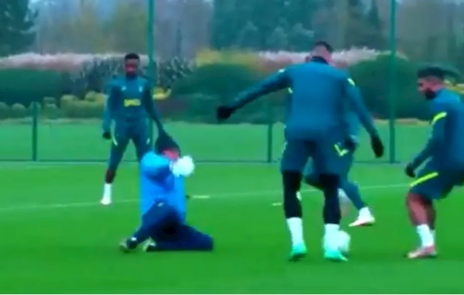 Conte xoạc bóng trong buổi tập của Tottenham