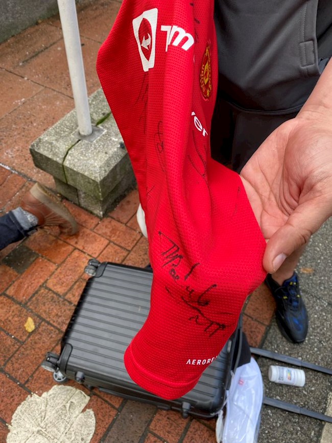 Pochettino ký lên áo đấu của NHM MU