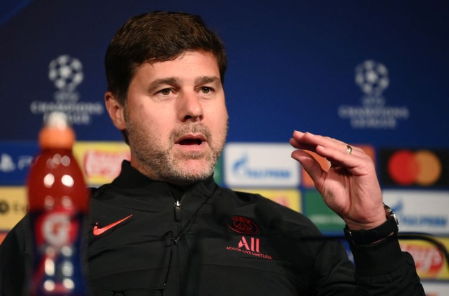 Pochettino ký lên áo đấu của NHM MU