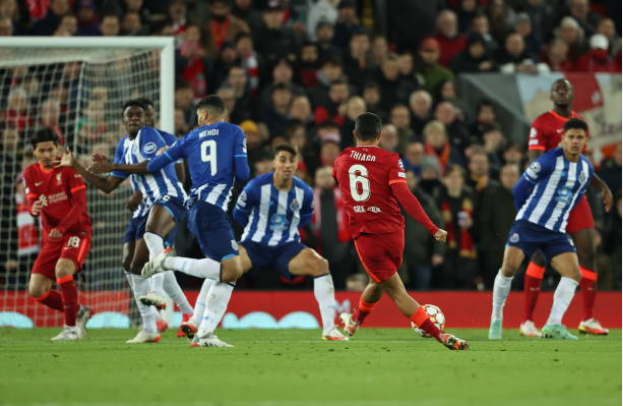 Michael Owen và Michael Owen ngả mũ trước bàn thắng của Thiago