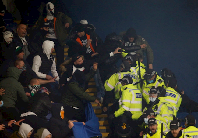 CĐV Legia nổi loạn trên sân King Power