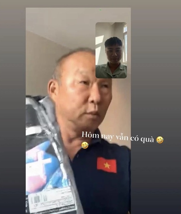 Văn Toản nhận món quà ý nghĩa của thầy Park