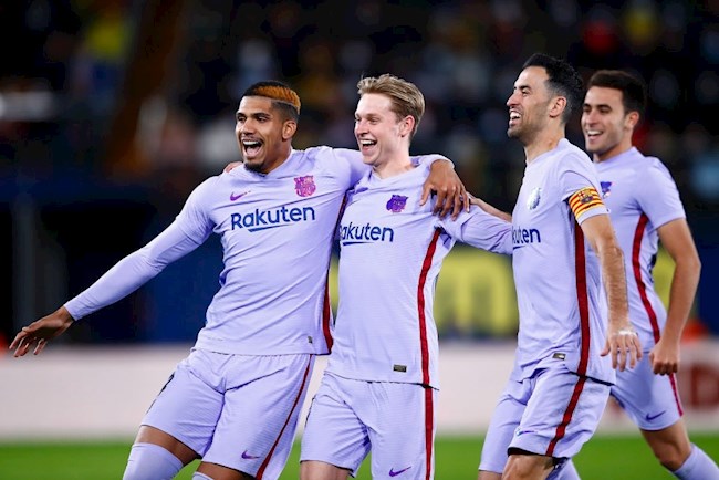 De Jong (giữa) khai thông bế tắc cho Barca