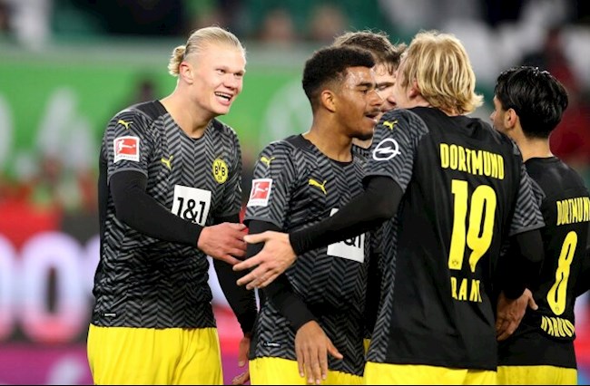 Haaland (trái) ghi bàn thứ 50 ở trận thứ 50 tại Bundesliga Haaland (trái) ghi bàn thứ 50 ở trận thứ 50 tại Bundesliga