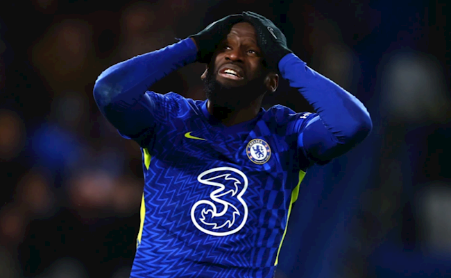 Jorginho có tình huống sút bóng trúng xà ngang