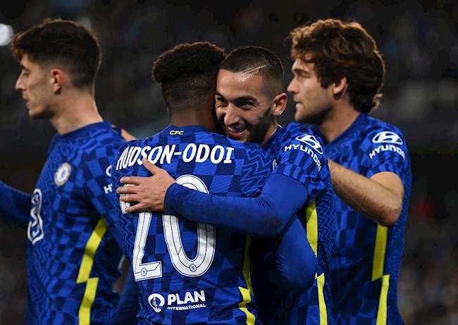 Đồng đội chia vui với Ziyech sau khi khai thông bế tắc cho Chelsea