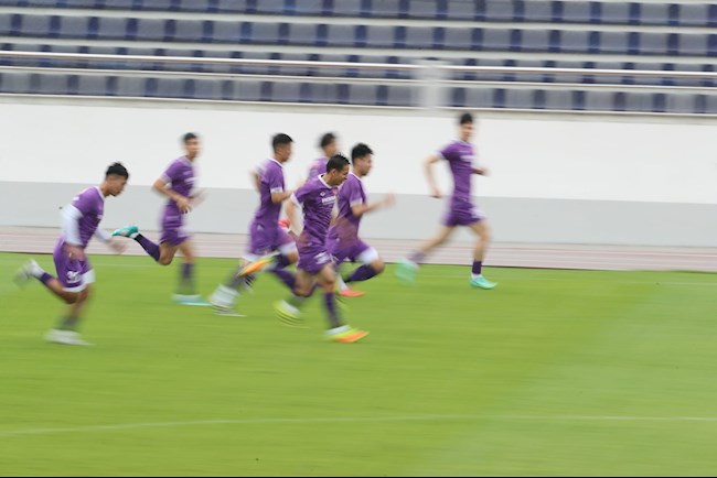 Tiền vệ Đỗ Hùng Dũng thể hiện khả năng chạy quãng ngắn khá ấn tượng. Ảnh: VFF Tiền vệ Đỗ Hùng Dũng thể hiện khả năng chạy quãng ngắn khá ấn tượng. Ảnh: VFF