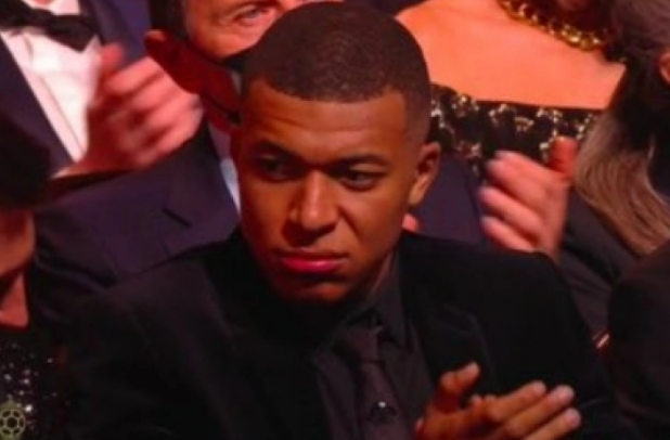 Kylian Mbappe tức giận trong ngày Lionel Messi giành QBV