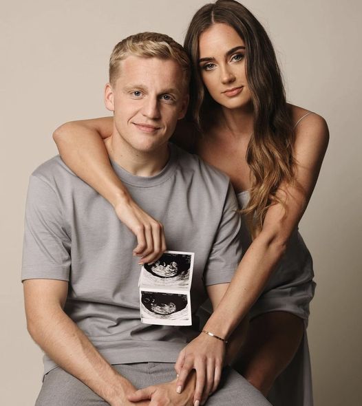 Van de Beek và bạn gái thông báo có tin vui