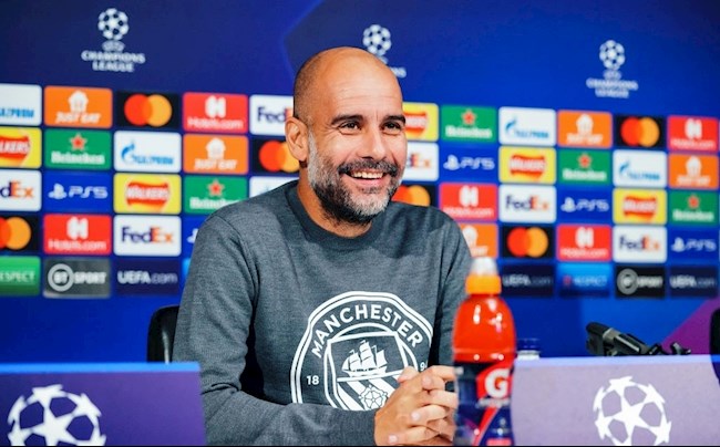 Pep Guardiola cạn lời trước trận derby Manchester