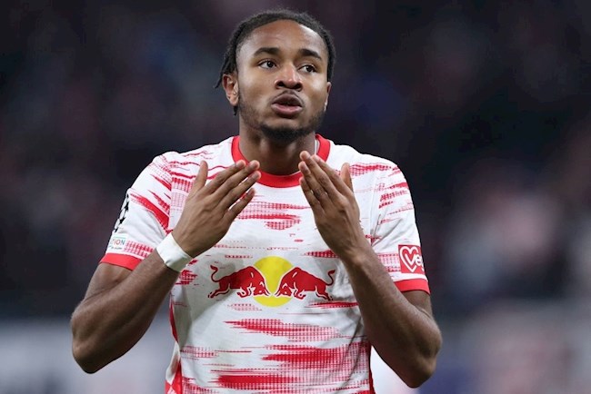 Nkunku làm tung lưới đội bóng cũ để mang về bàn mở tỷ số cho Leipzig