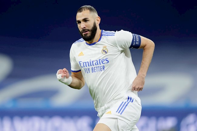 Benzema mở tỷ số cho Real Madrid sau sai sót của một hậu vệ đối phương