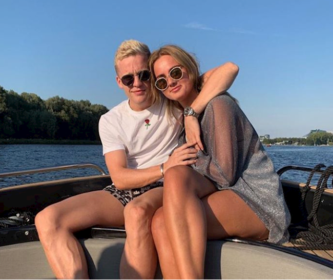 Van de Beek và con gái Dennis Bergkamp sắp đón con đầu lòng