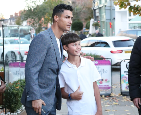 Ronaldo khao cả đội MU ăn tối