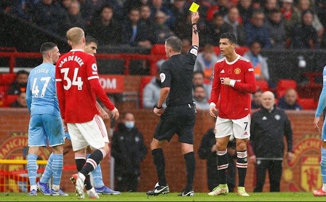 Ronaldo nhận thẻ vàng oan vì đồng đội