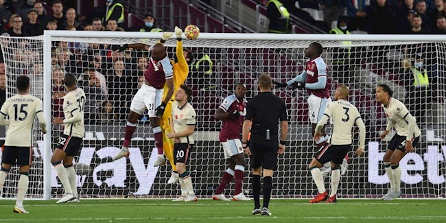 Alisson phản lưới nhà